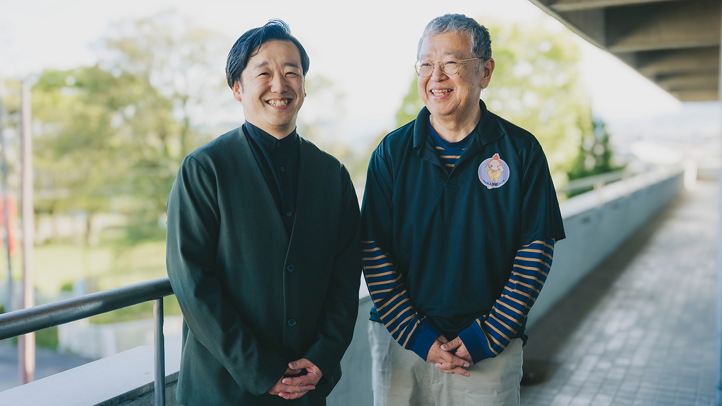 笑顔で立つ後藤さんと原田さん