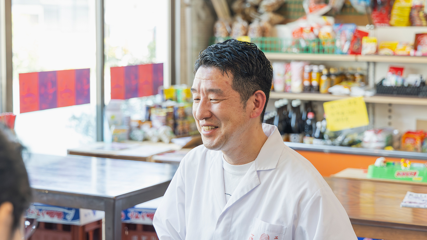 スーパーのなかで座って話す店主
