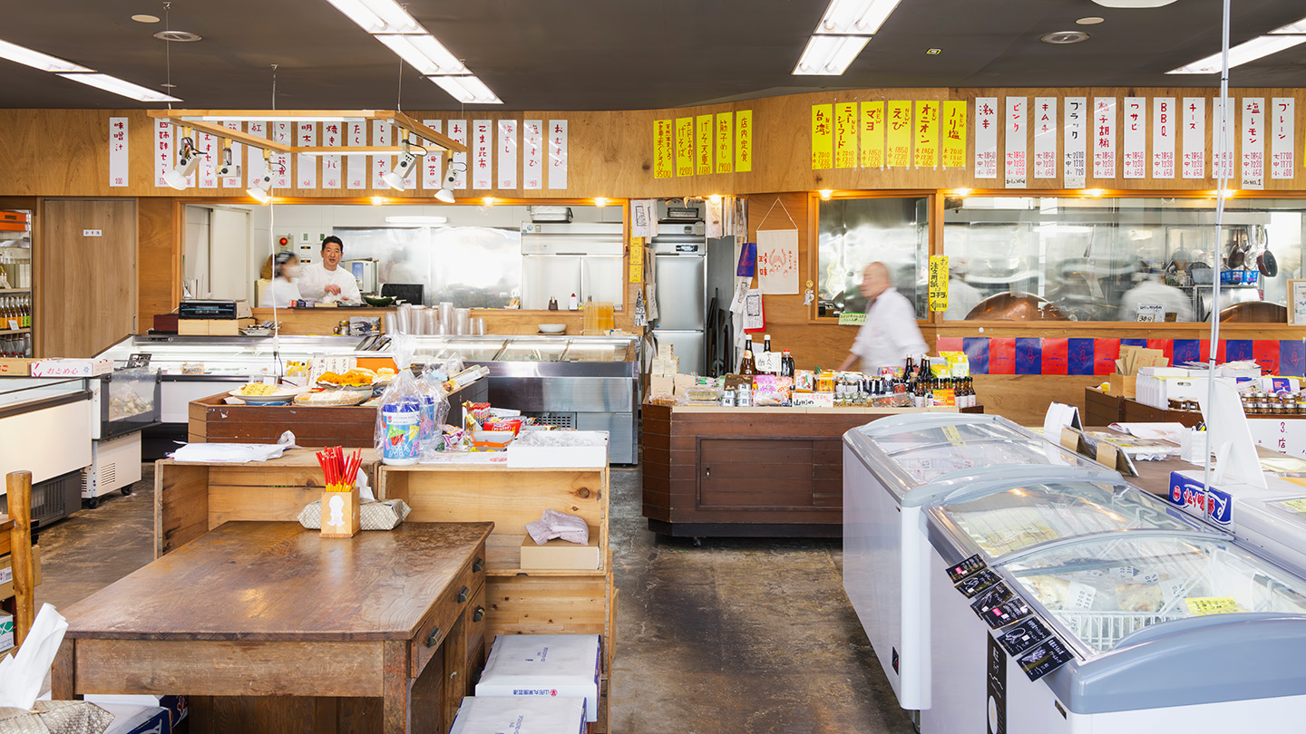 エンドーの店内。奥に立つ遠藤さんと、手前には2代目店主