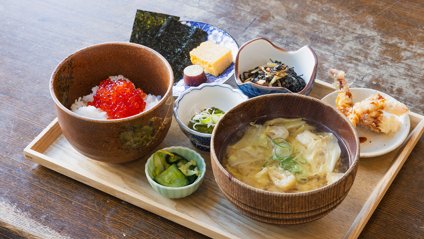 筋子の丼、味噌汁、げそ天と、小鉢が4つお盆の上に乗っている
