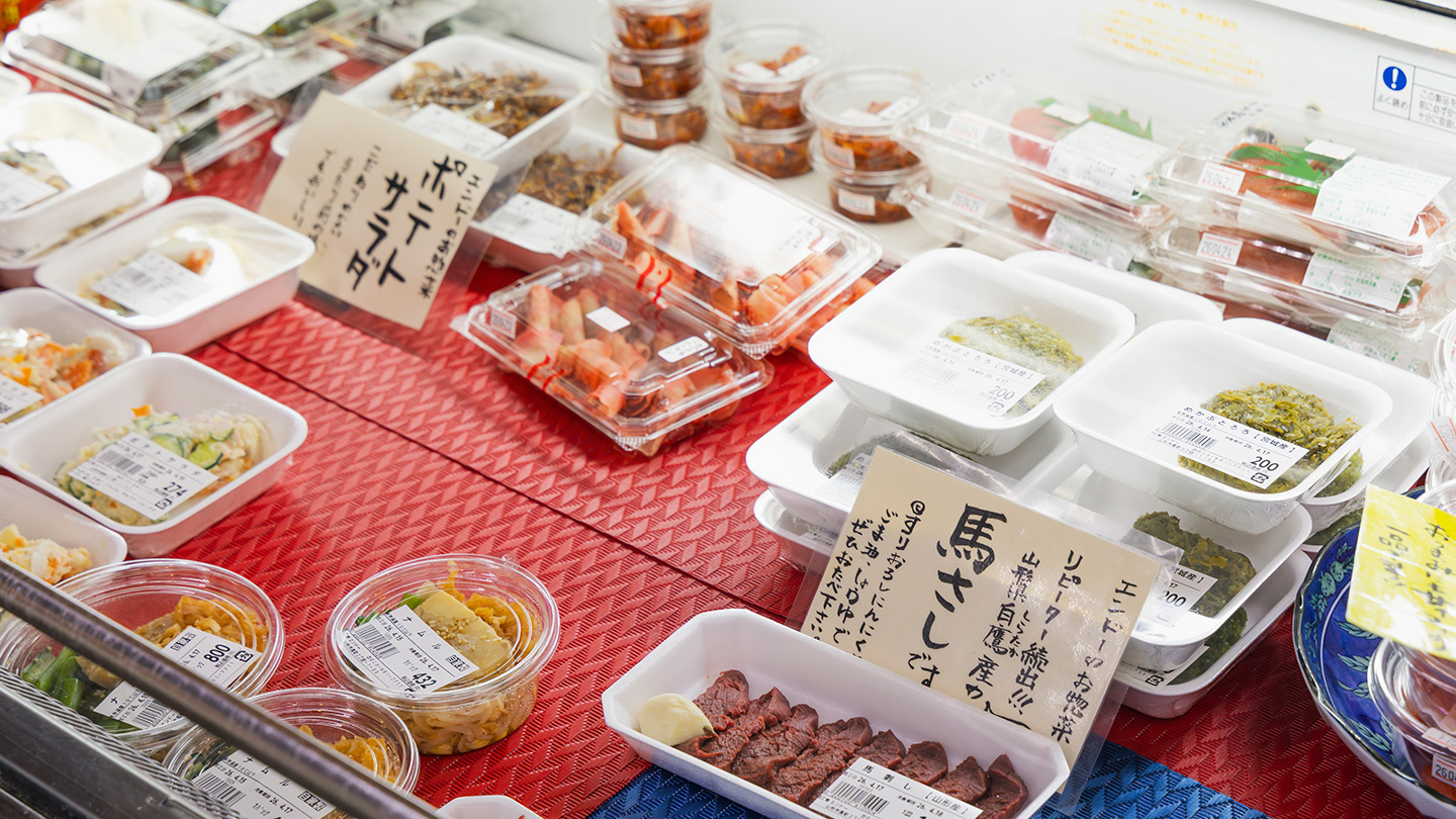 食品トレーに入ったお惣菜が並ぶ