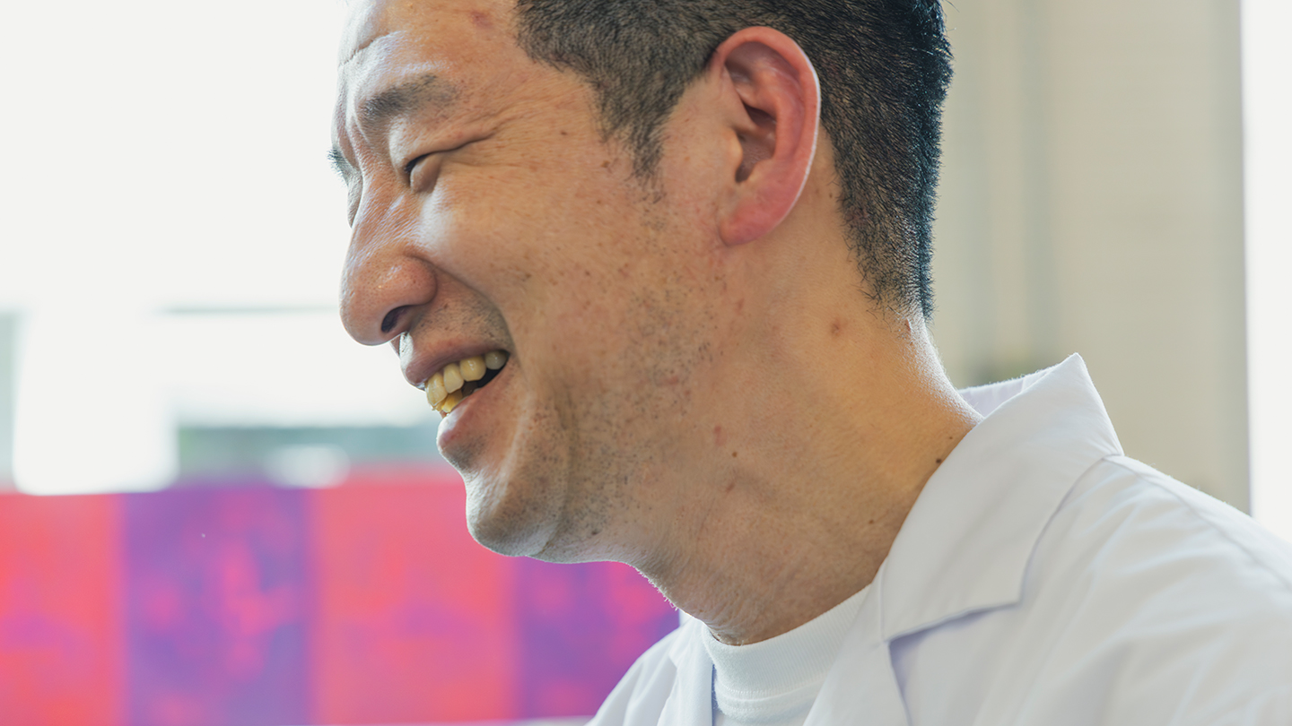 笑顔でインタビューに答える遠藤さん
