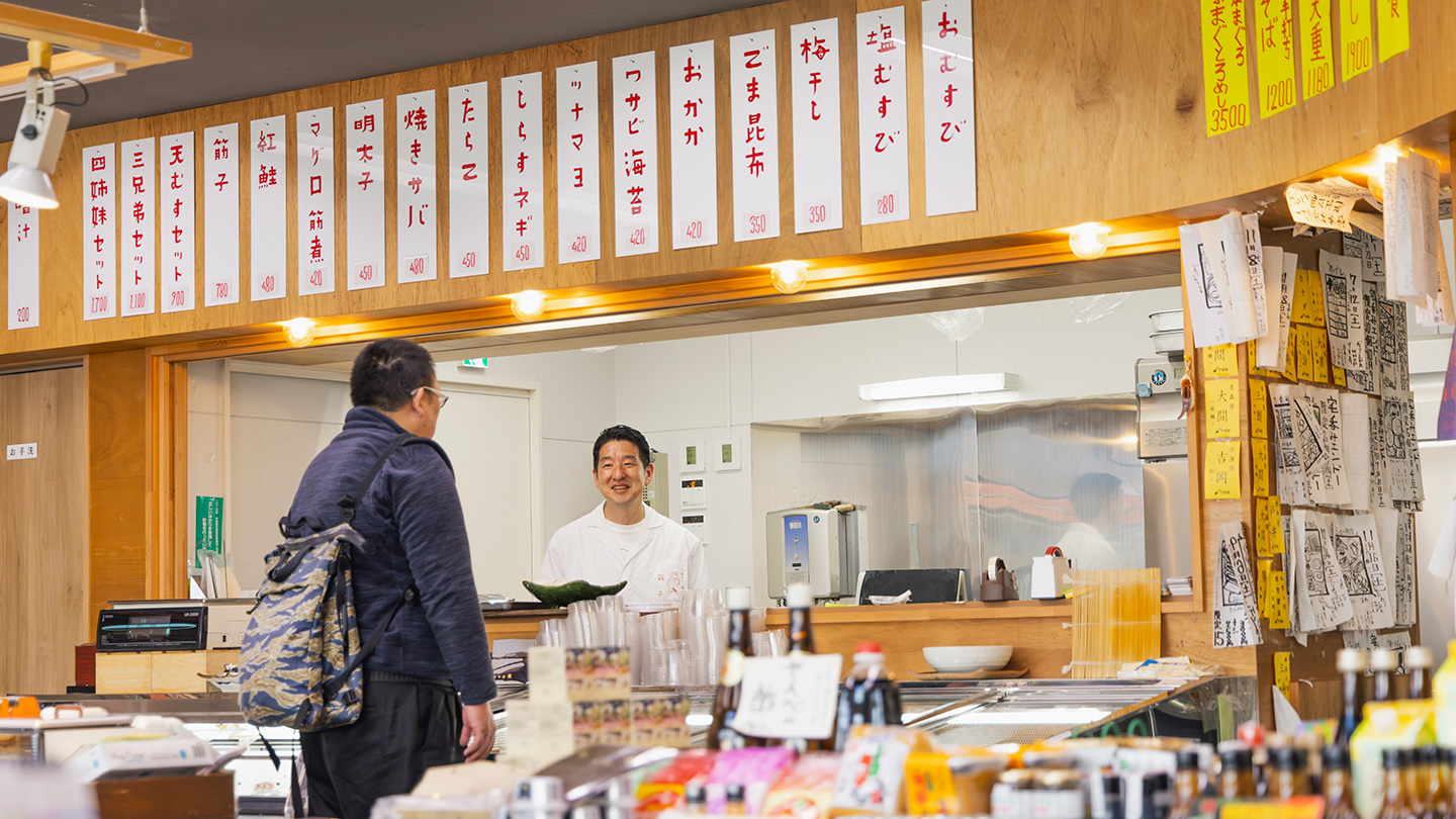 お客さんと話す遠藤さん