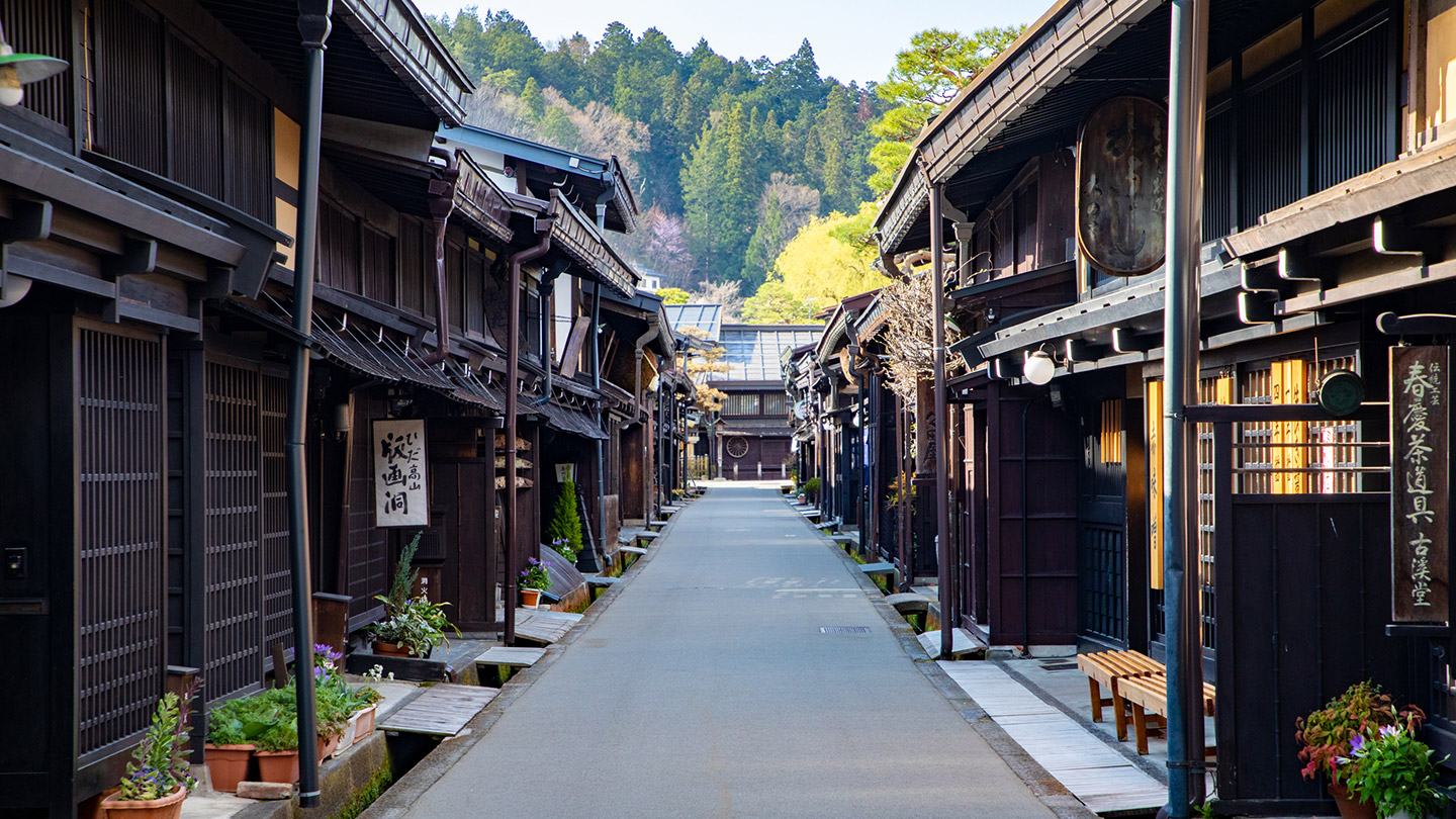 道路の両脇に古い家が立ち並んでいる