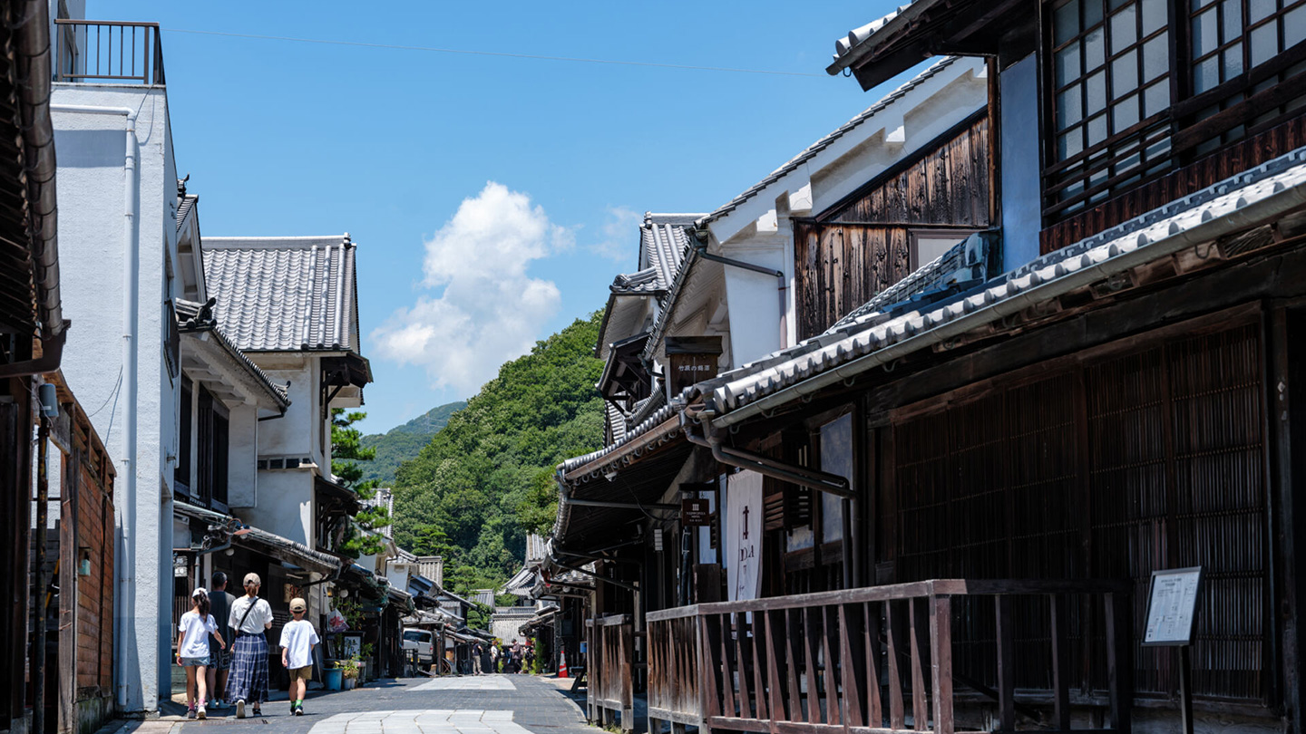 江戸時代の面影を残す古い建物が道なりに続く
