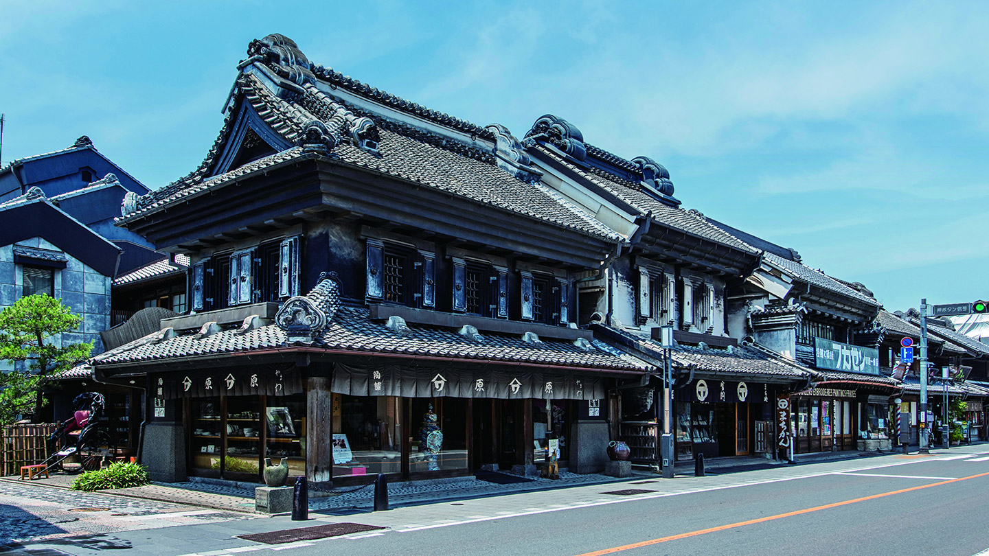 黒い壁に瓦の屋根でできた建物