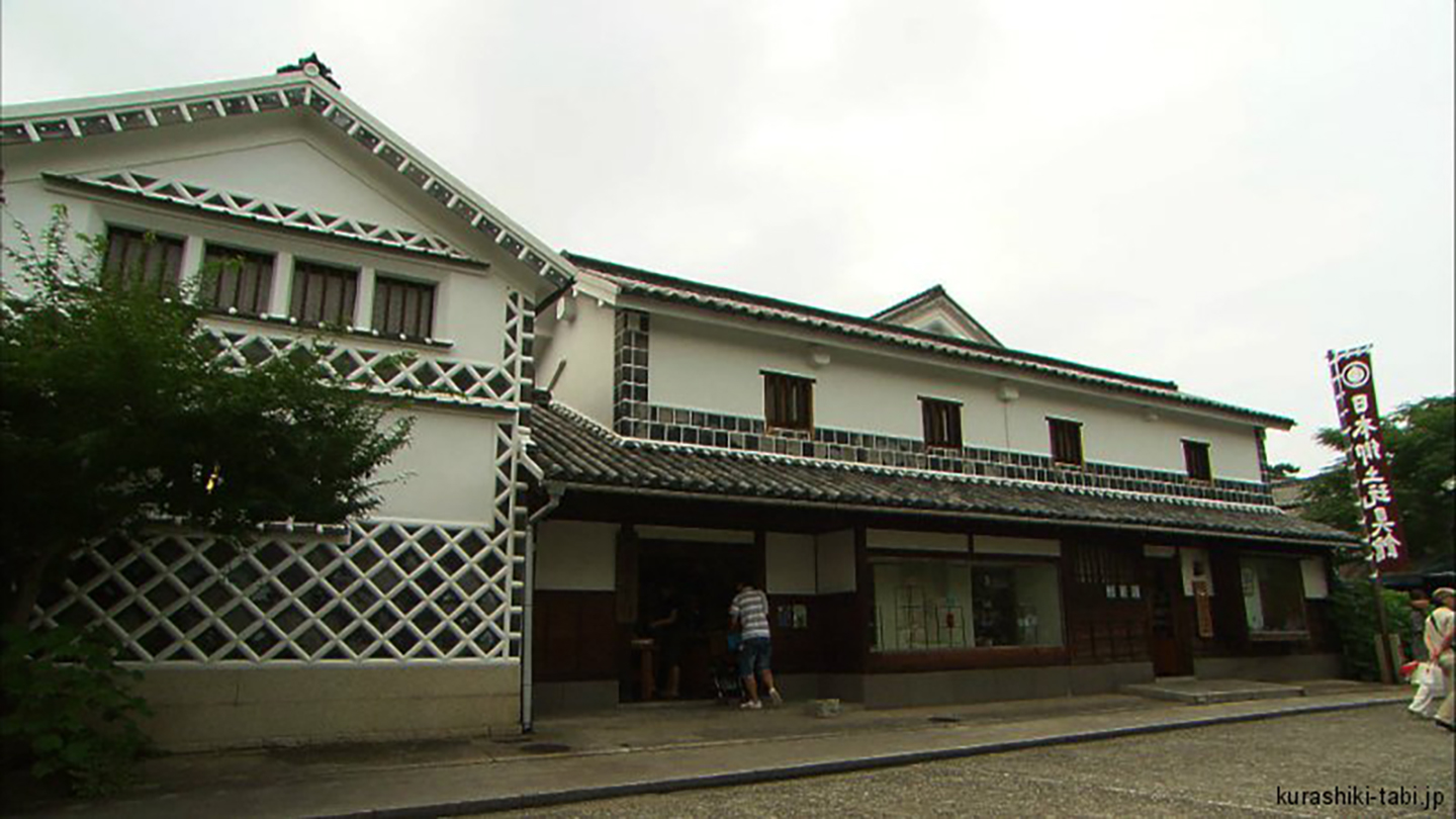 白い網目模様になった壁の建物