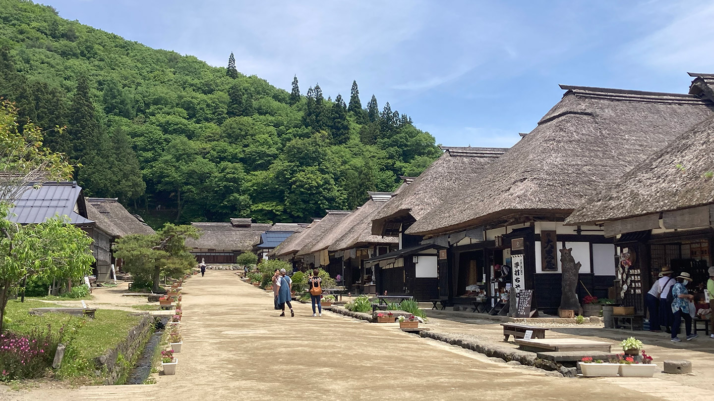 道の両脇に茅葺きの家が並んでいる