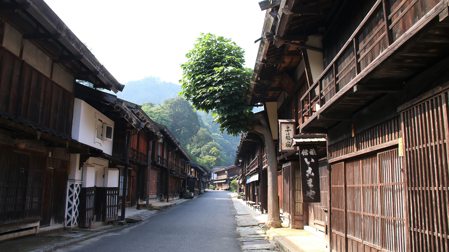 道の両脇に、古い木造の建物が並んでいる