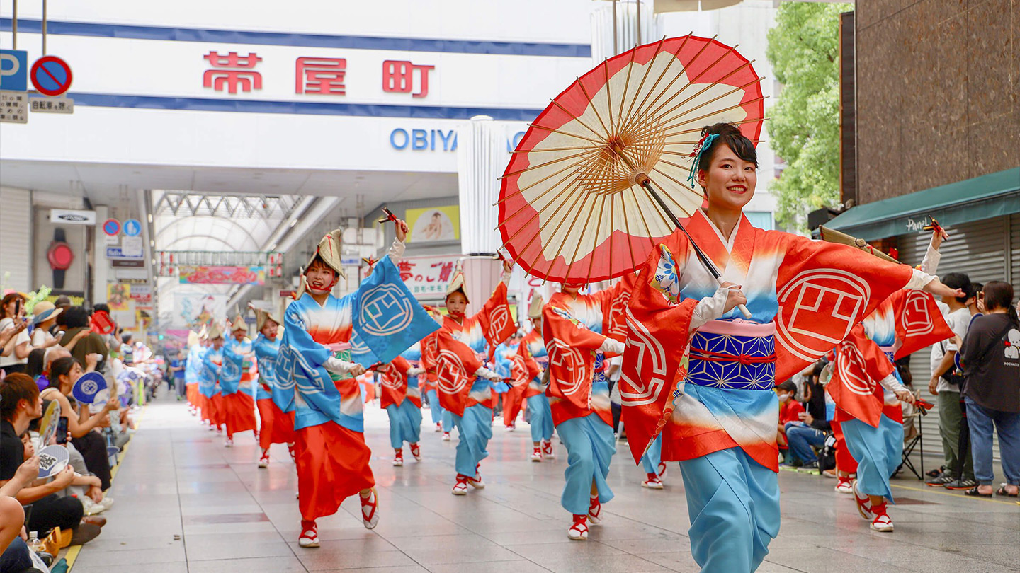 帯屋町商店街のアーケードで踊り子が踊っている様子