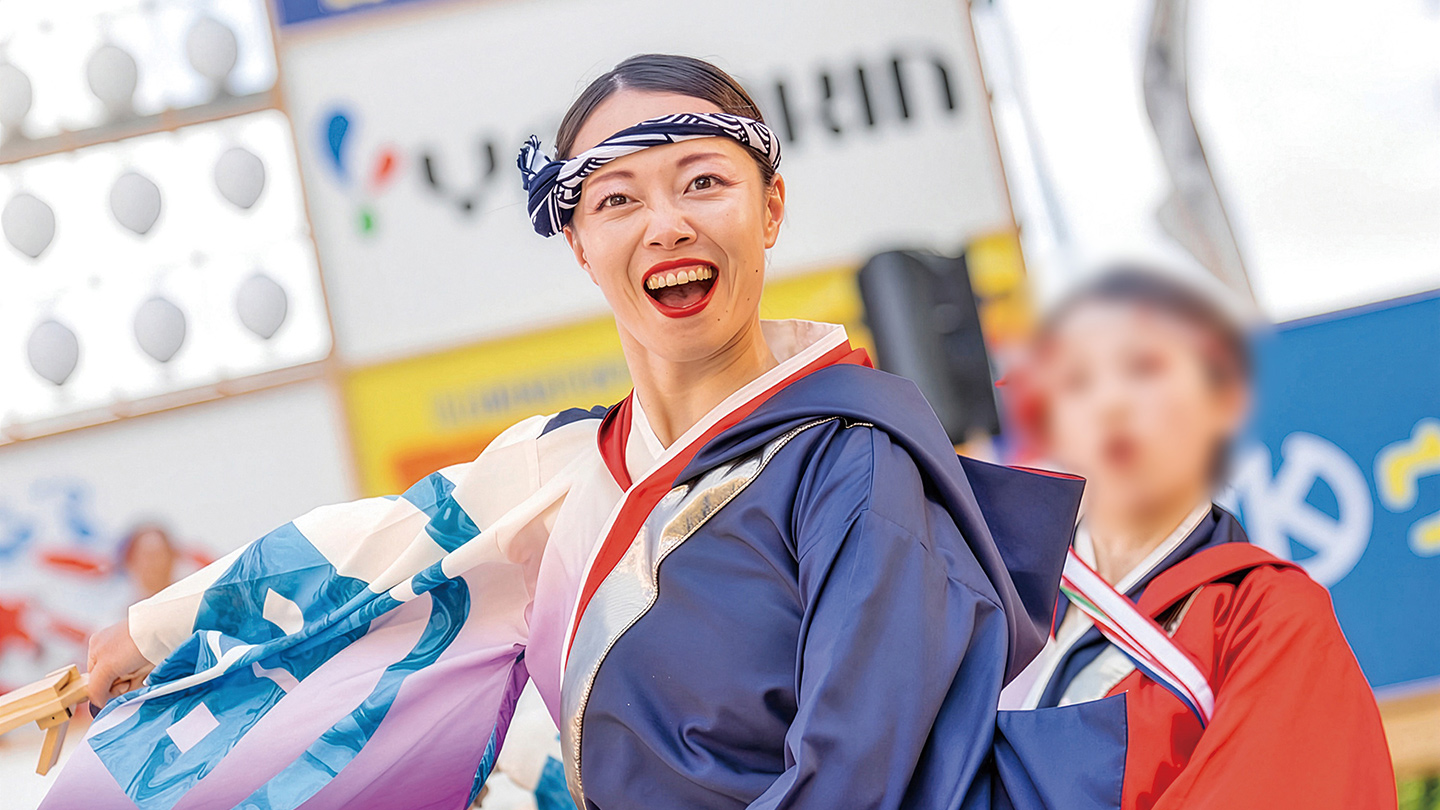 頭にはちまきを巻いて、青を基調とした衣装を着て踊る芳村さん