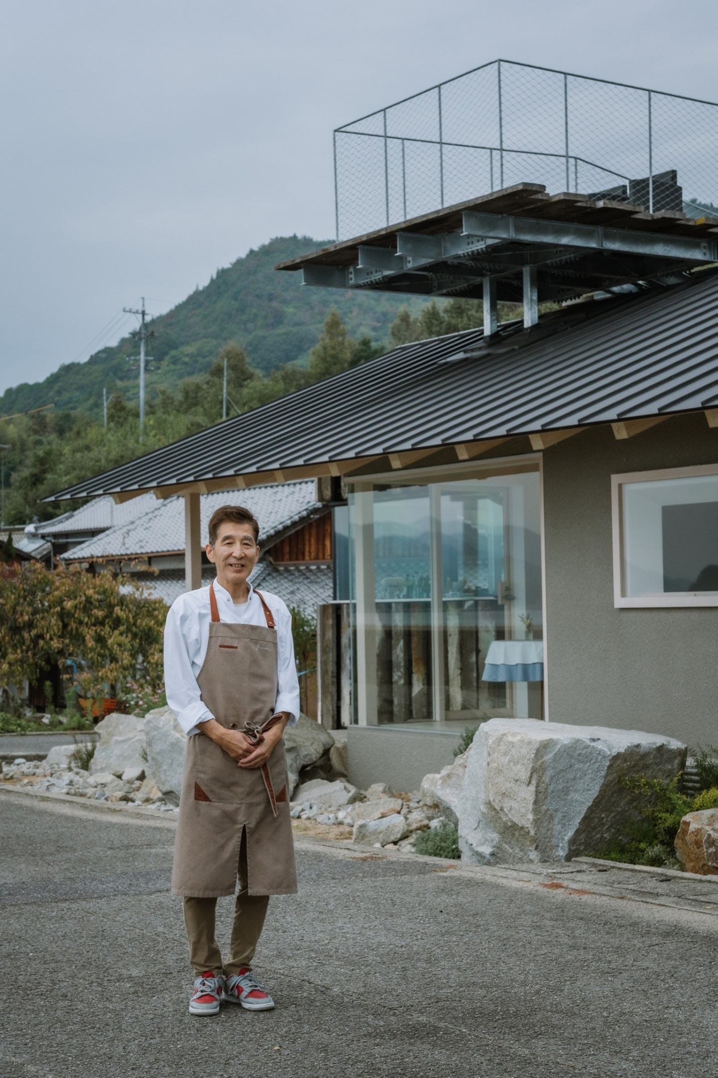 「fenua」の外で、エプロン姿の森重さんが立っている