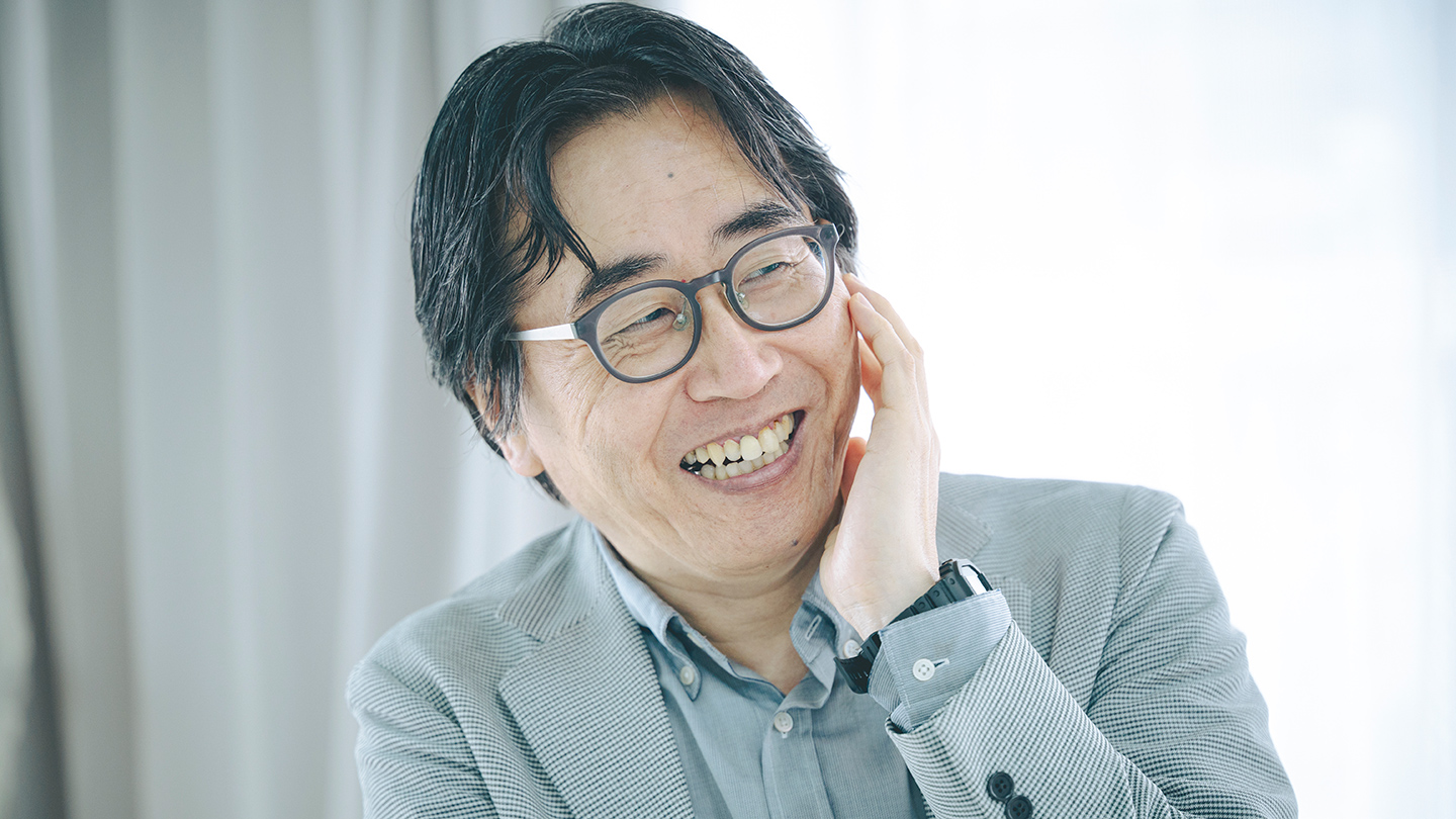 対談中、楽しそうに笑みを浮かべる仲俣さん