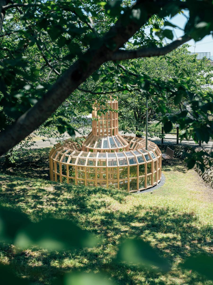 緑のなかにあるヒノキとガラスで作られたドーム型の建物作品