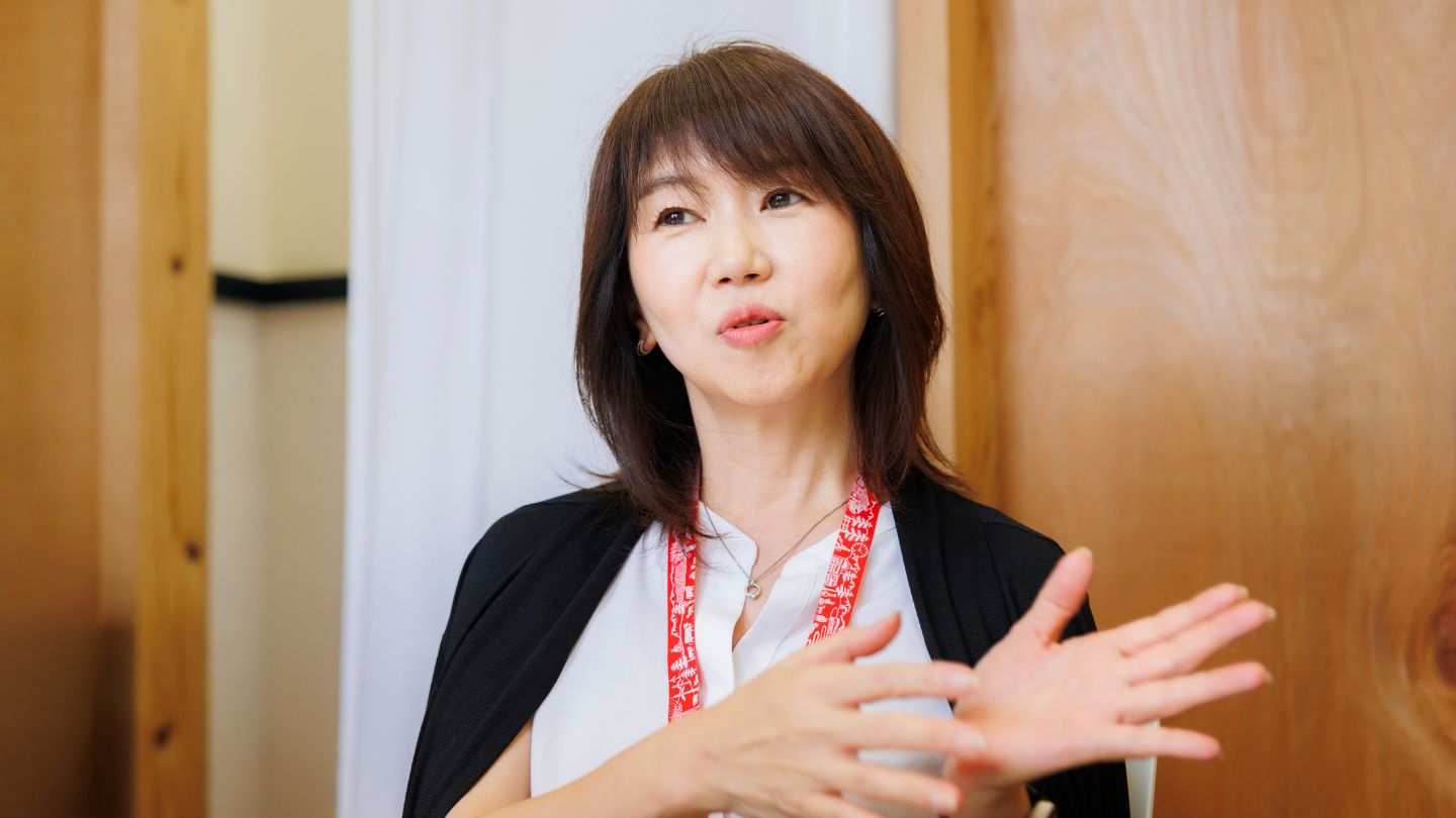 身振り手振りを交えて話す高木智香さん