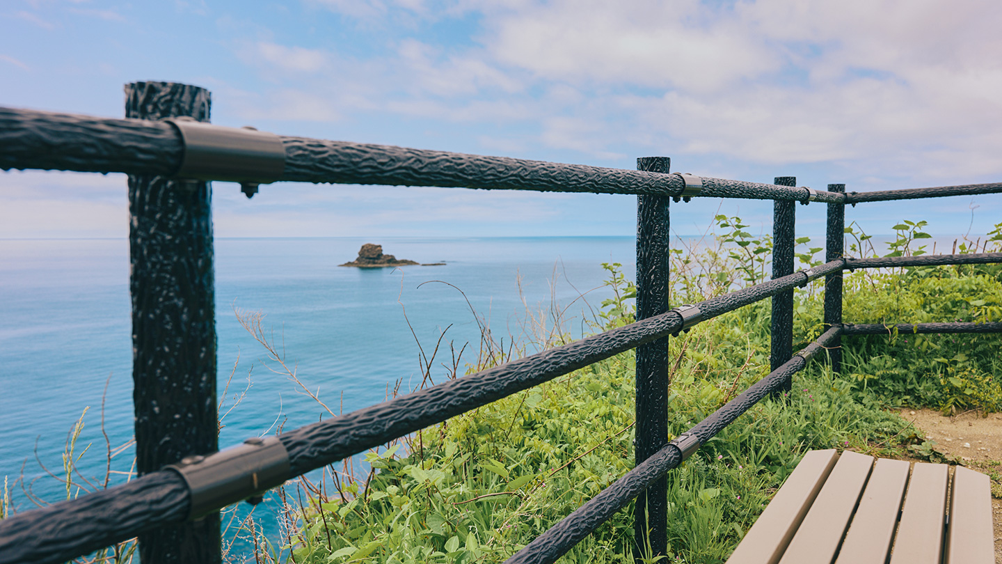 黒い手すり越しに望む日本海