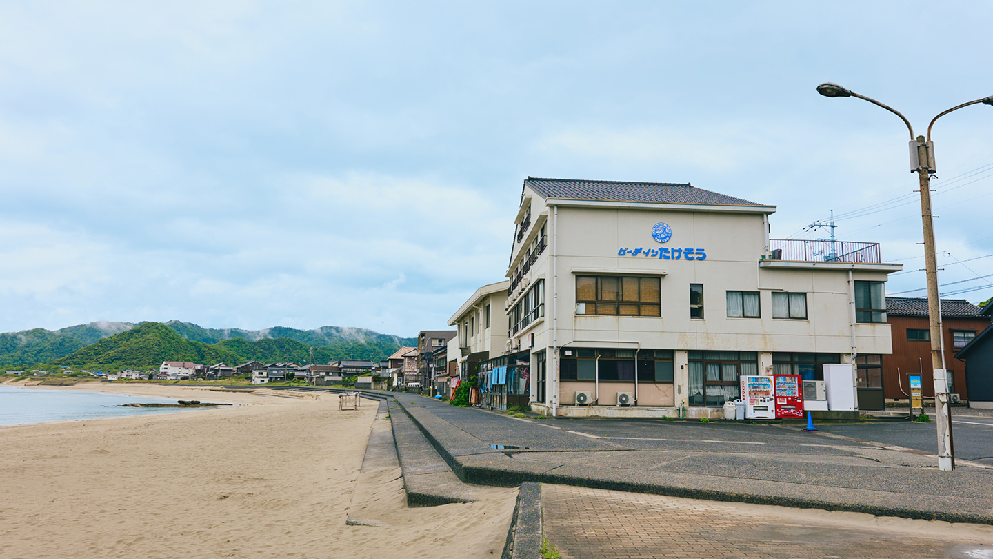 海を望む立地に宿泊施設が並んでいる様子