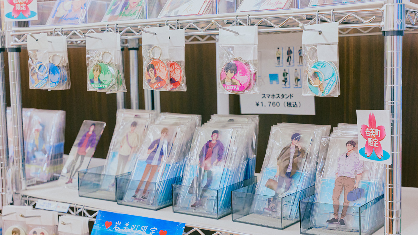 『Free!』キャラクターが印刷されたスマホスタンドやチャーム