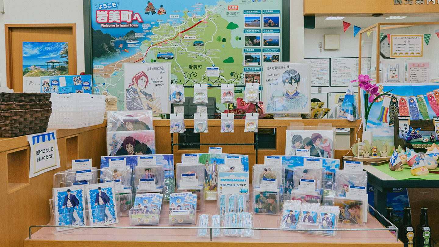 缶ミラーやポストカードなどのアニメ公式グッズが並んでいる様子