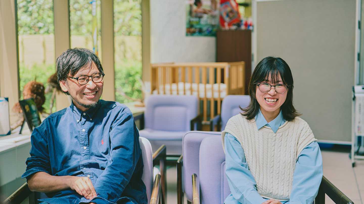 椅子に座って笑う田中さんと福岡さん