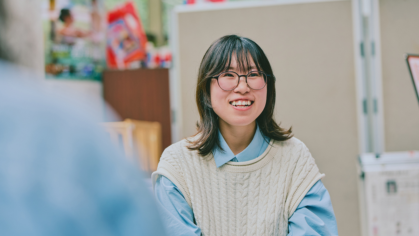 笑顔で話をする福岡さん