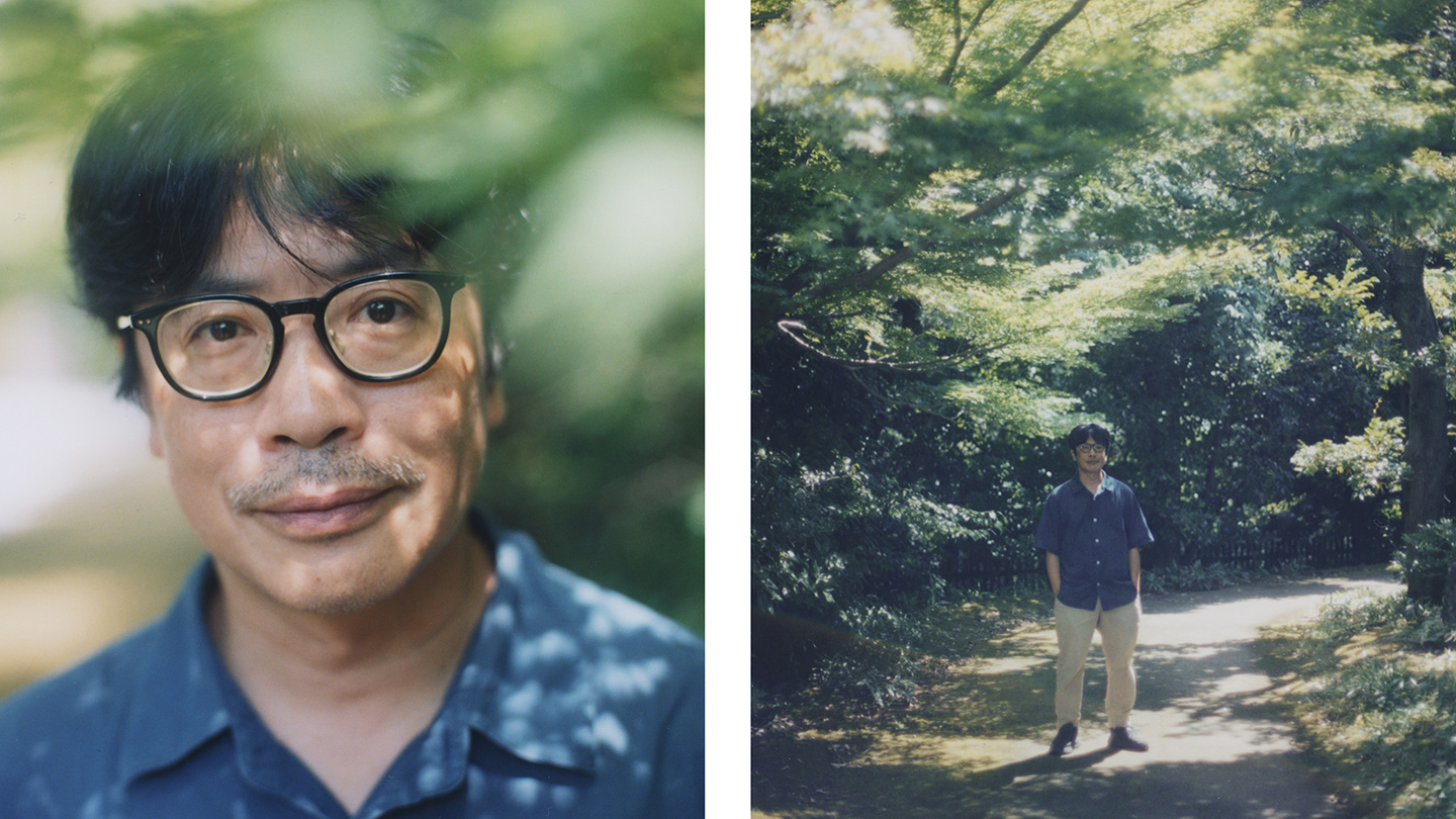 2枚組の写真。左は木の葉越しに撮影した岸田繁さんの顔のクローズアップ。右は緑に囲まれた小道に立つ岸田繁さんの全身写真