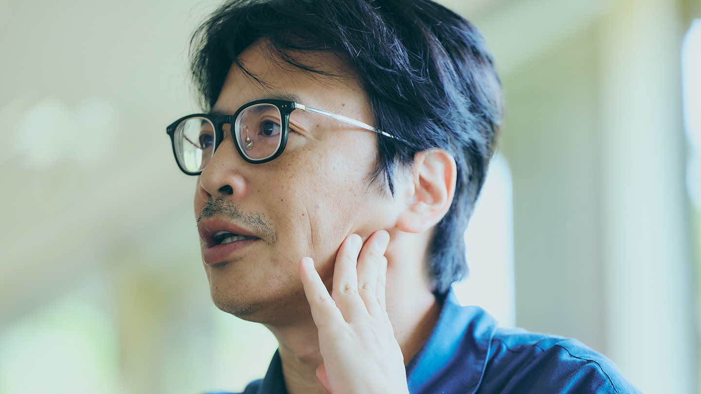 インタビューに応じる岸田繁さんのアップ写真