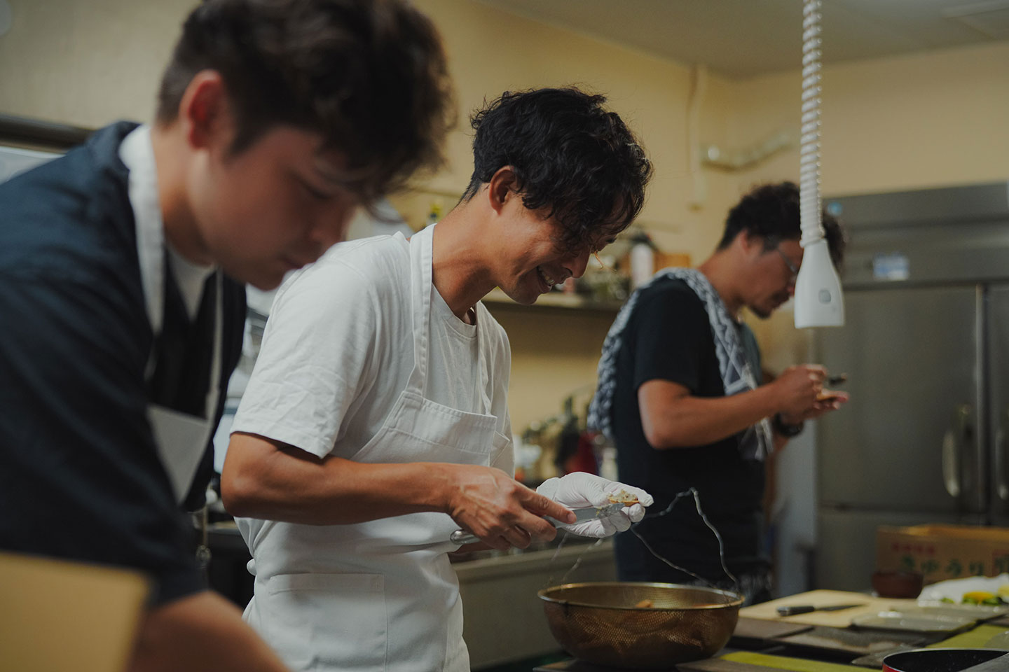 料理をしている男性の料理人3名