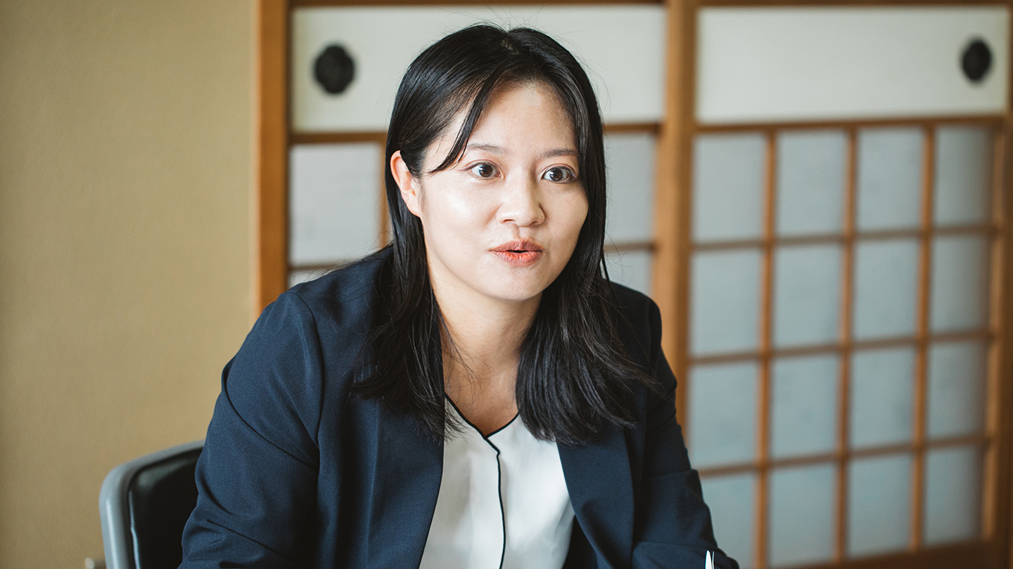 和室で話している西田さん