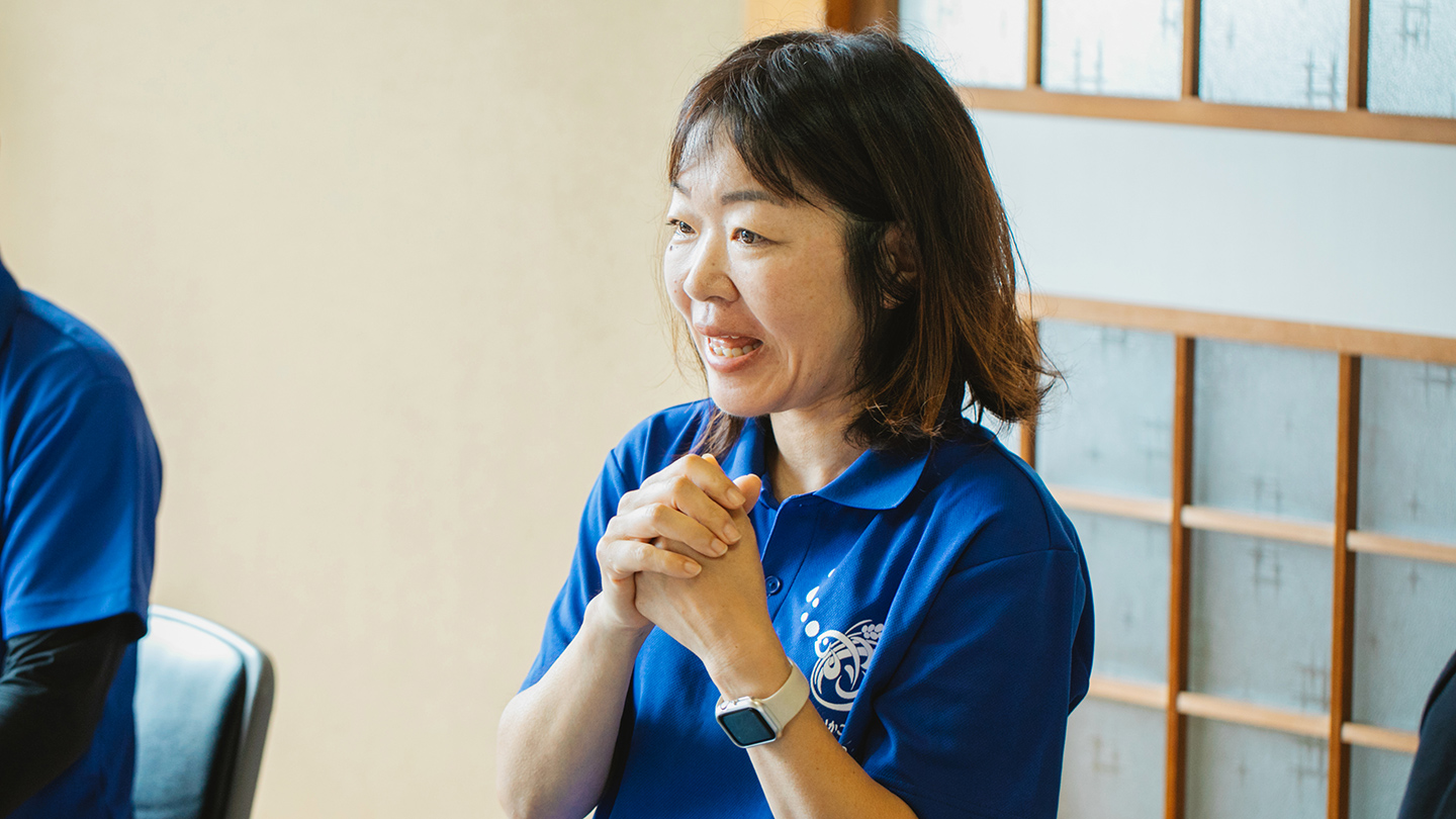 和室で話している藤岡さん