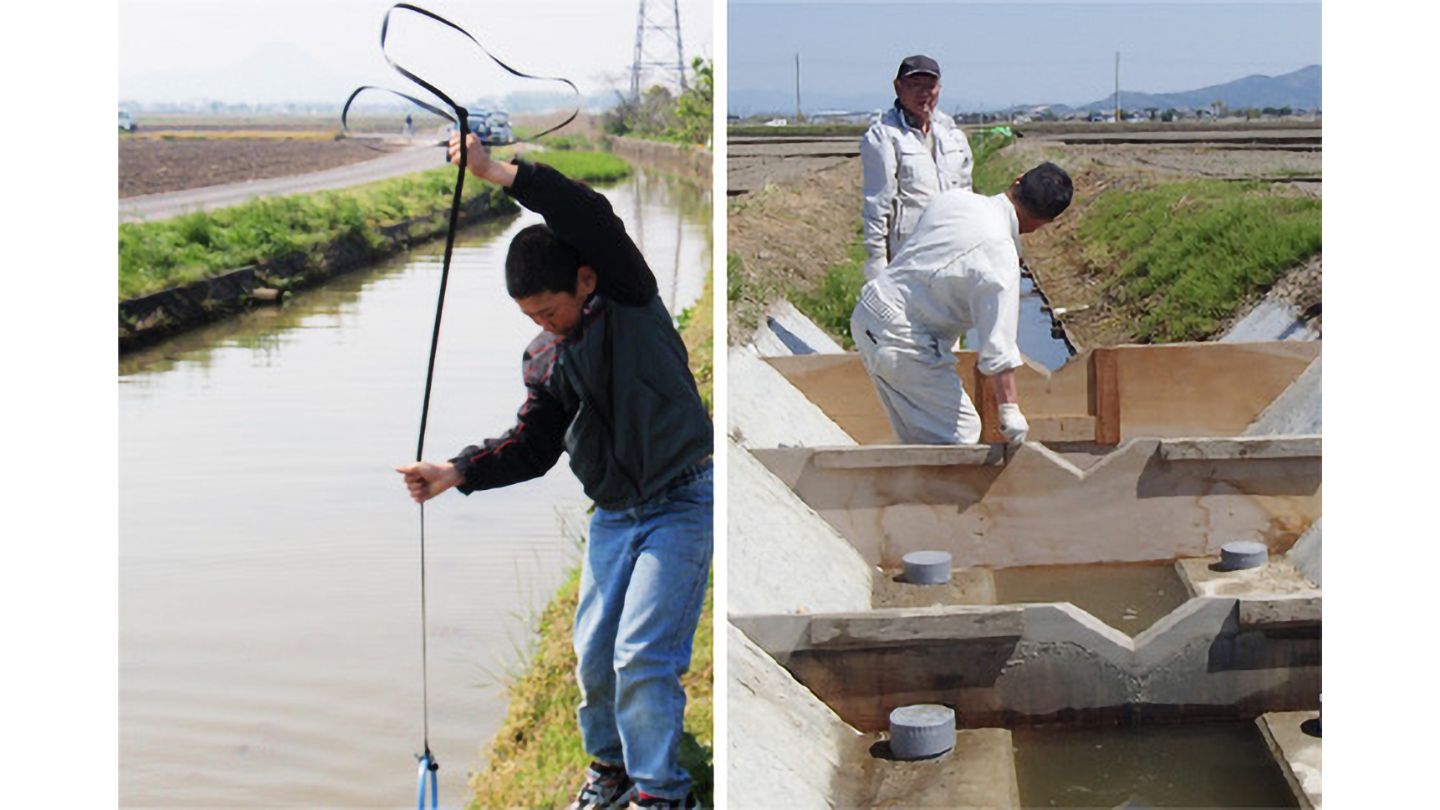 川の水質調査を行っている人と、堰板の様子を見ている人