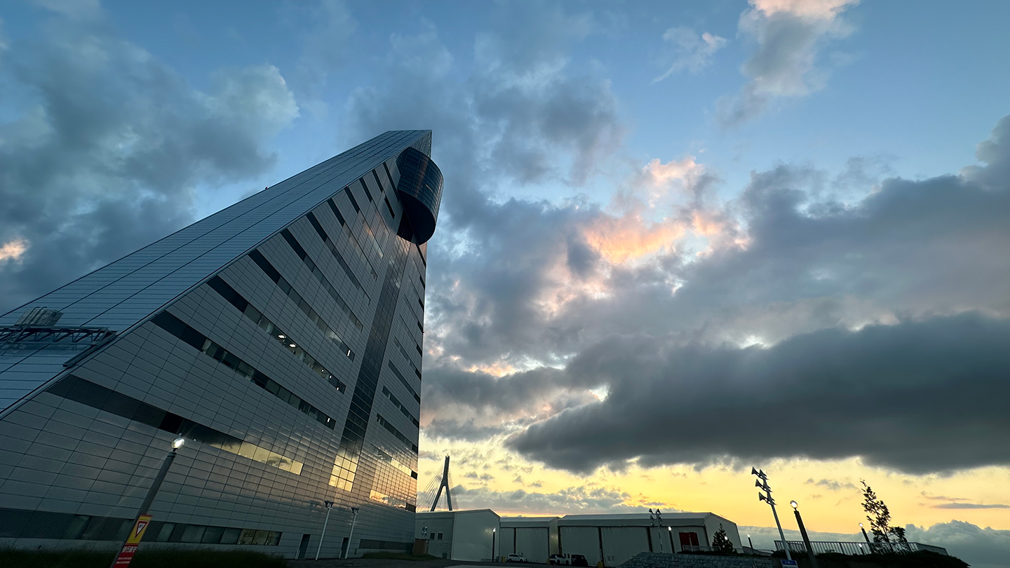夕暮れの空を背景に、三角形の特徴的な外観を見せる青森県観光物産館アスパム