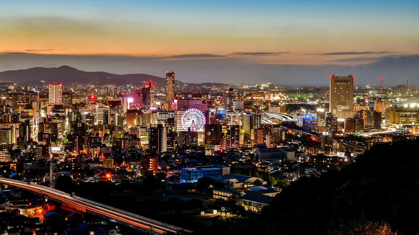 北九州市の夜景。真ん中に観覧車が見える