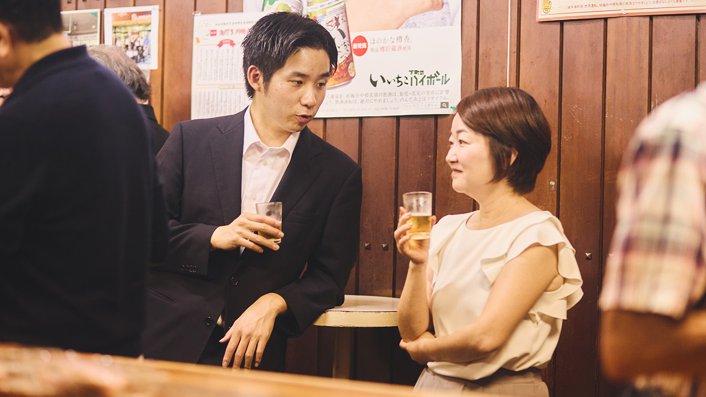 ビールを片手に歓談する原田さんと川久保さん