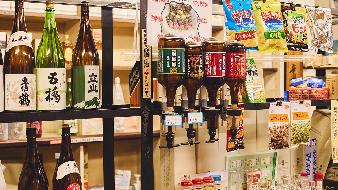 お酒の瓶やスナックが販売されている末松酒店の店内