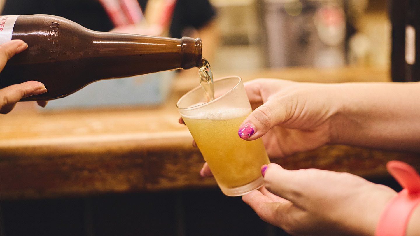 瓶からコップに注がれるビール