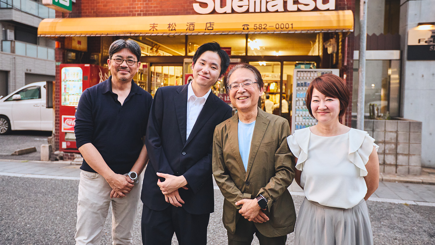 末松酒店の前に並んで立つ江藤さん、川久保さん、吉田さん、原田さん