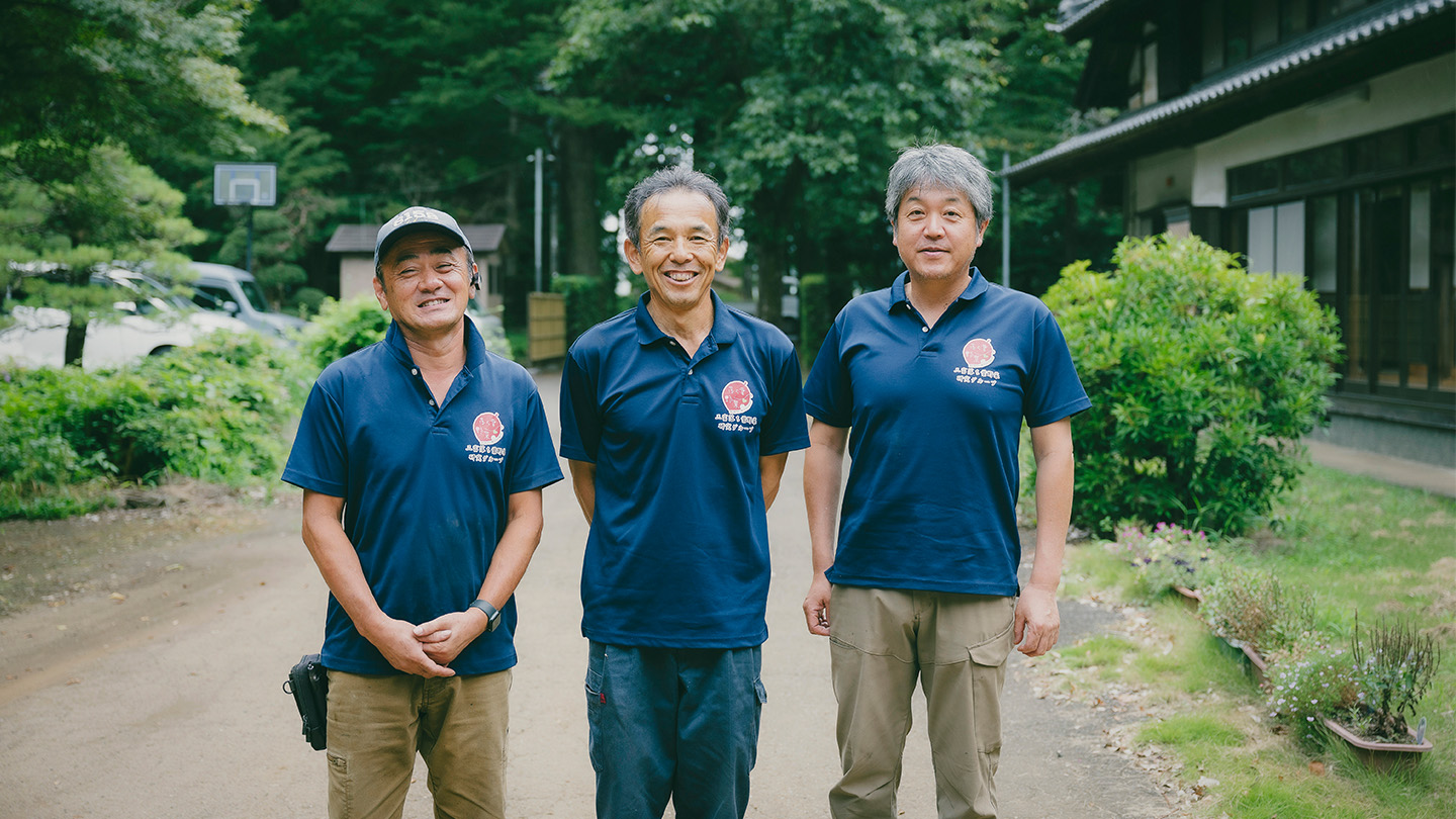 早川光男さん、早川徹さん、井田和宏さんが、おそろいのポロシャツ姿で並んで立つ