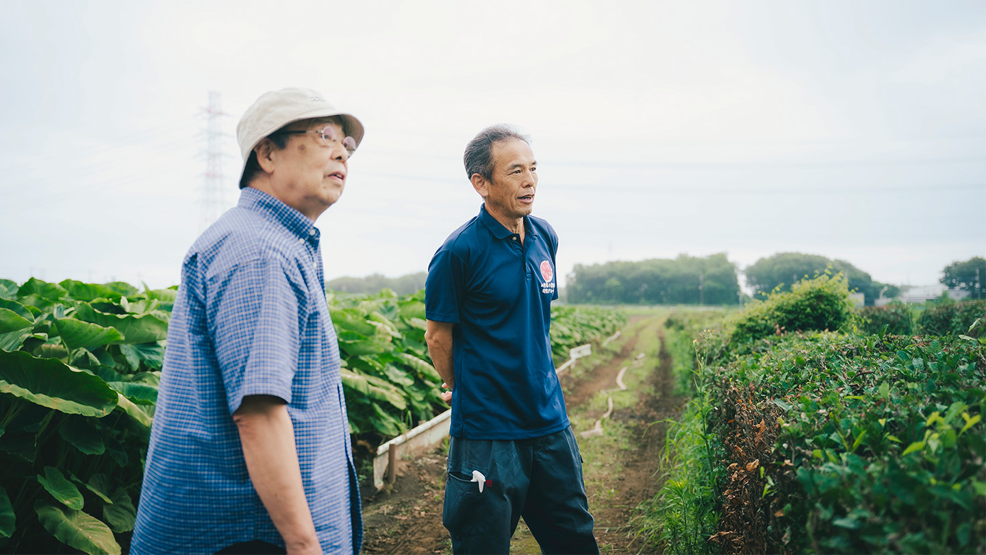 畑のなかで話す、犬井正さんと早川徹さん