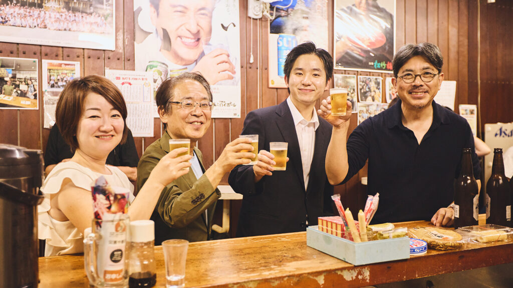 角打ちで乾杯する原田さん、吉田さん、川久保さん、江藤さん