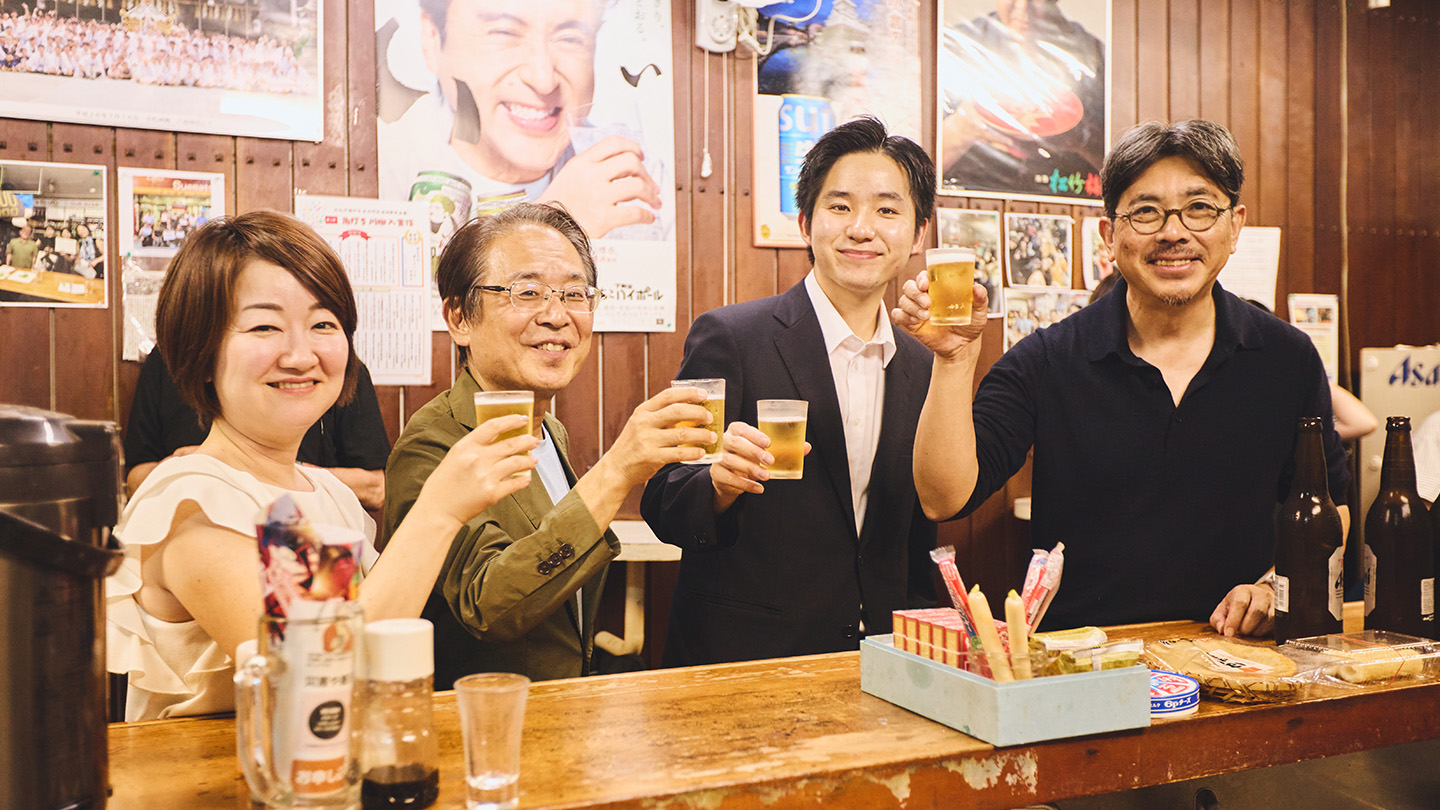 角打ちで乾杯する原田さん、吉田さん、川久保さん、江藤さん