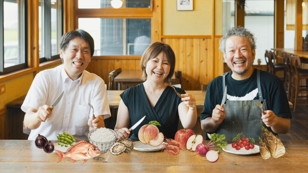 フォークとナイフを手に笑みを浮かべる小野愛美さん、齋藤光さん、古門浩二さん
