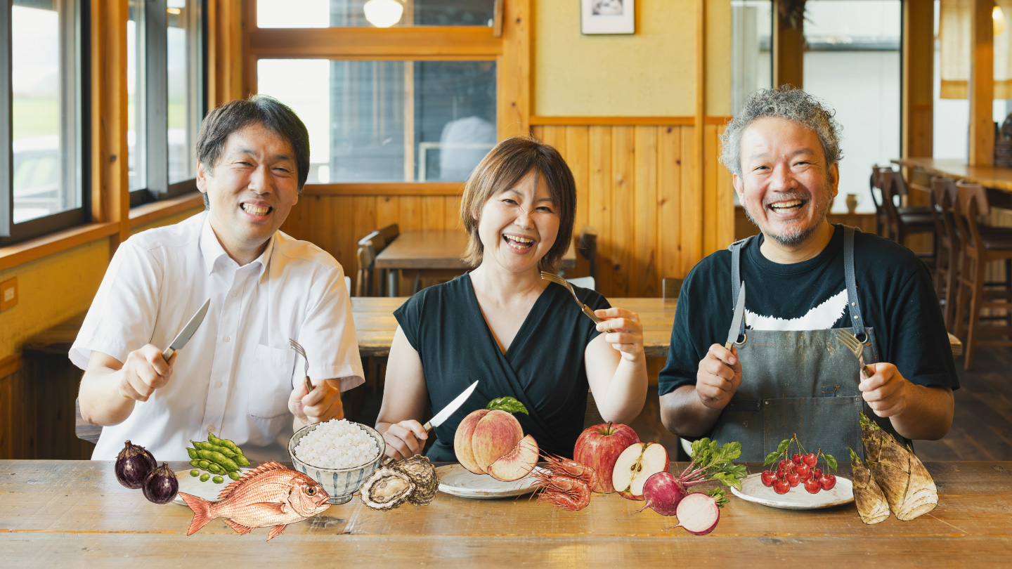 フォークとナイフを手に笑みを浮かべる小野愛美さん、齋藤光さん、古門浩二さん