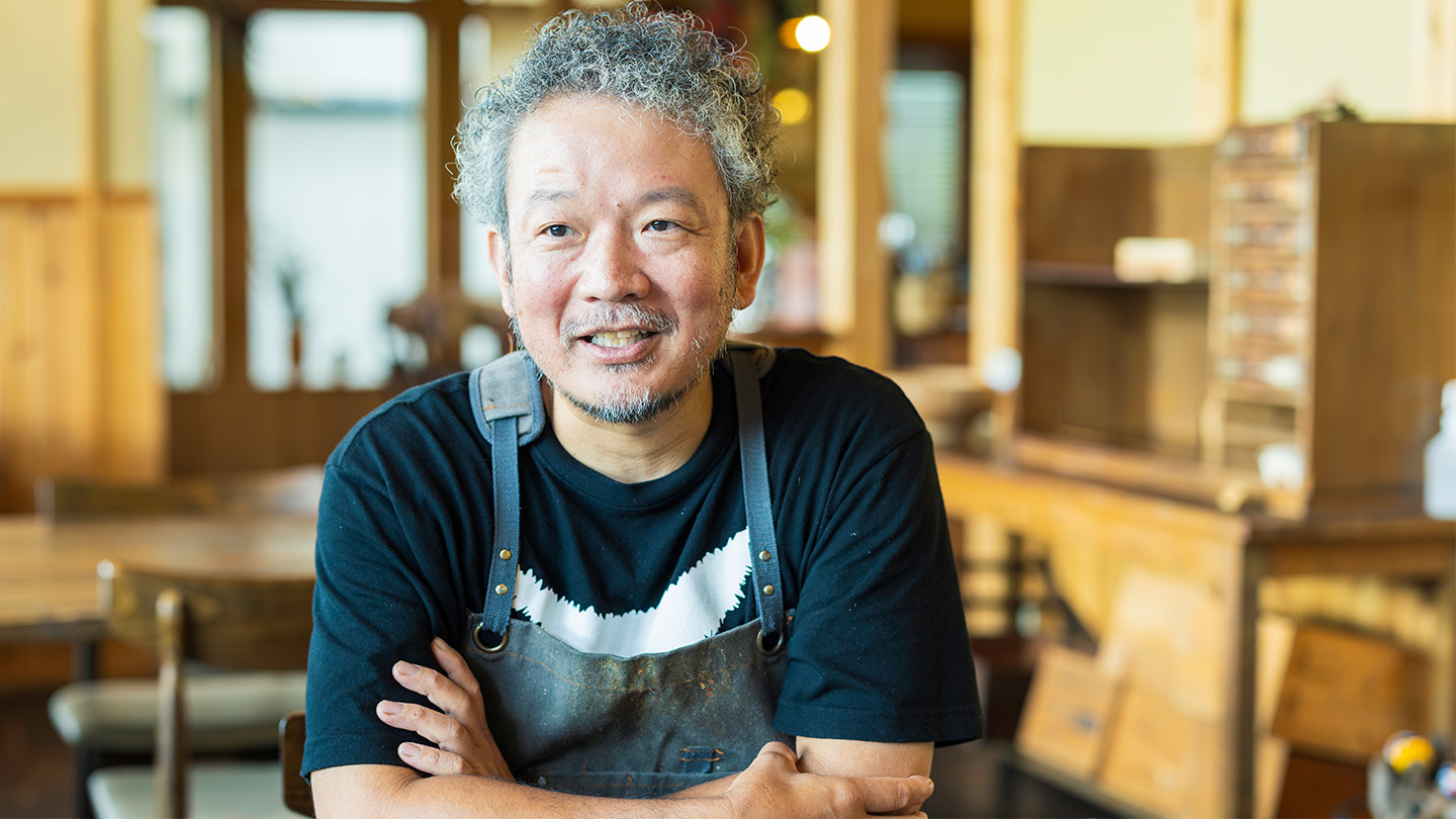 テーブルを挟んで取材に答える古門浩二さん